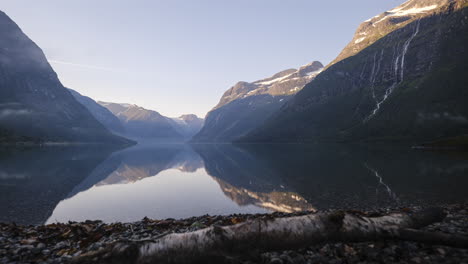 hermoso lago noruego al amanecer - lapso de tiempo de amanecer de lovatnet disparado en control deslizante con reflejo, cascadas y montañas