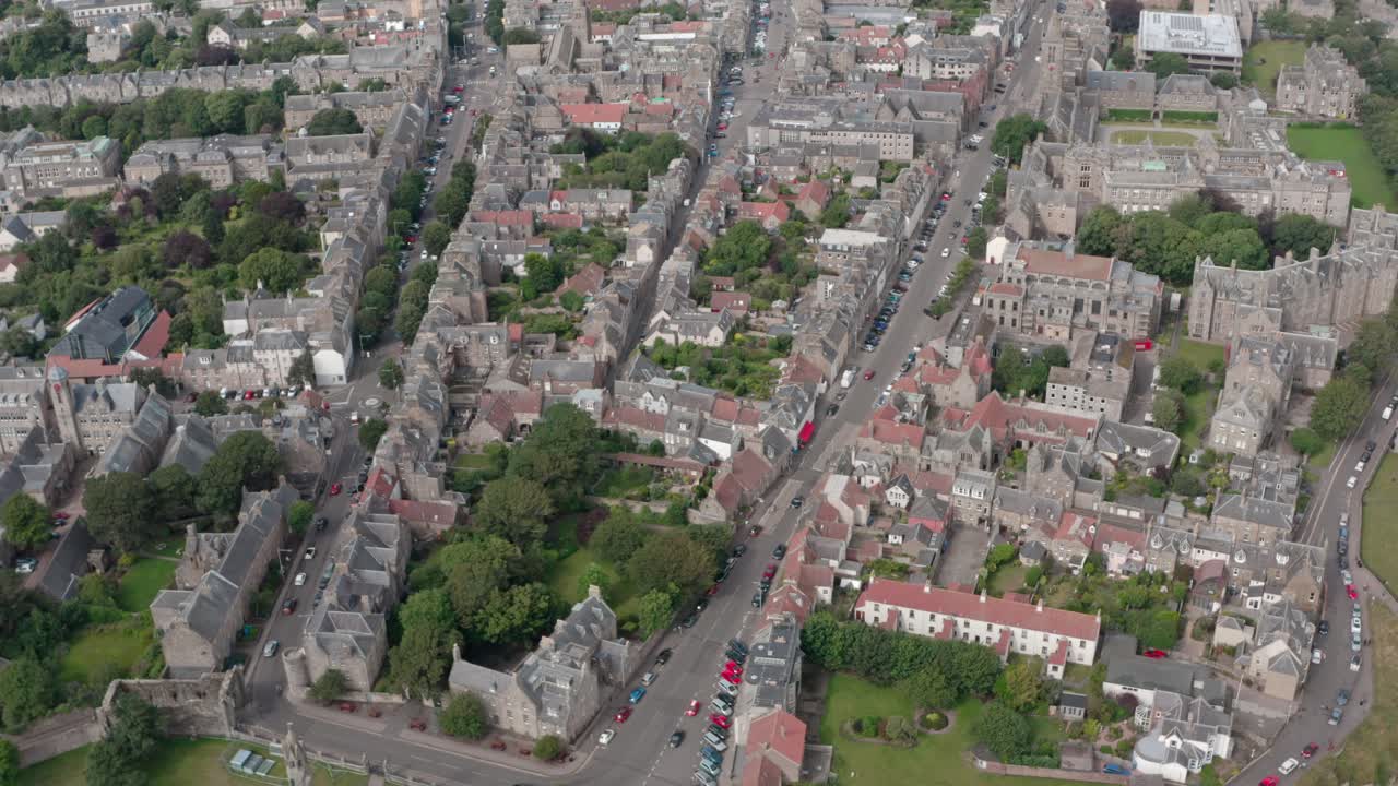 reveladora toma de drones de la ciudad costera de st andrews sobre el mar