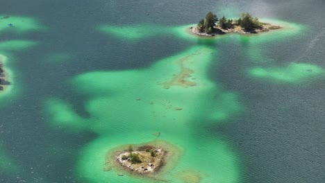 Vista-De-Drones-Avanzando-Sobre-El-Lago-Eibsee,-Mostrando-Sus-Famosas-E-Impresionantes-Aguas-Turquesas