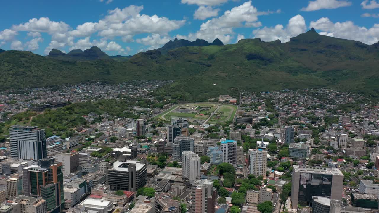 아름답고 은 날에 포트 루이 (port louis) 에서 볼 수 있는 공중 전망: 모리셔스 섬의 수도, 인도양에 있는 높은 건물, 오프쇼어 은행 시스템