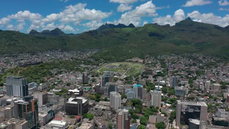 vista aérea de port louis en un hermoso día soleado. capital de la isla de mauricio. edificios altos en el océano índico. sistema bancario offshore