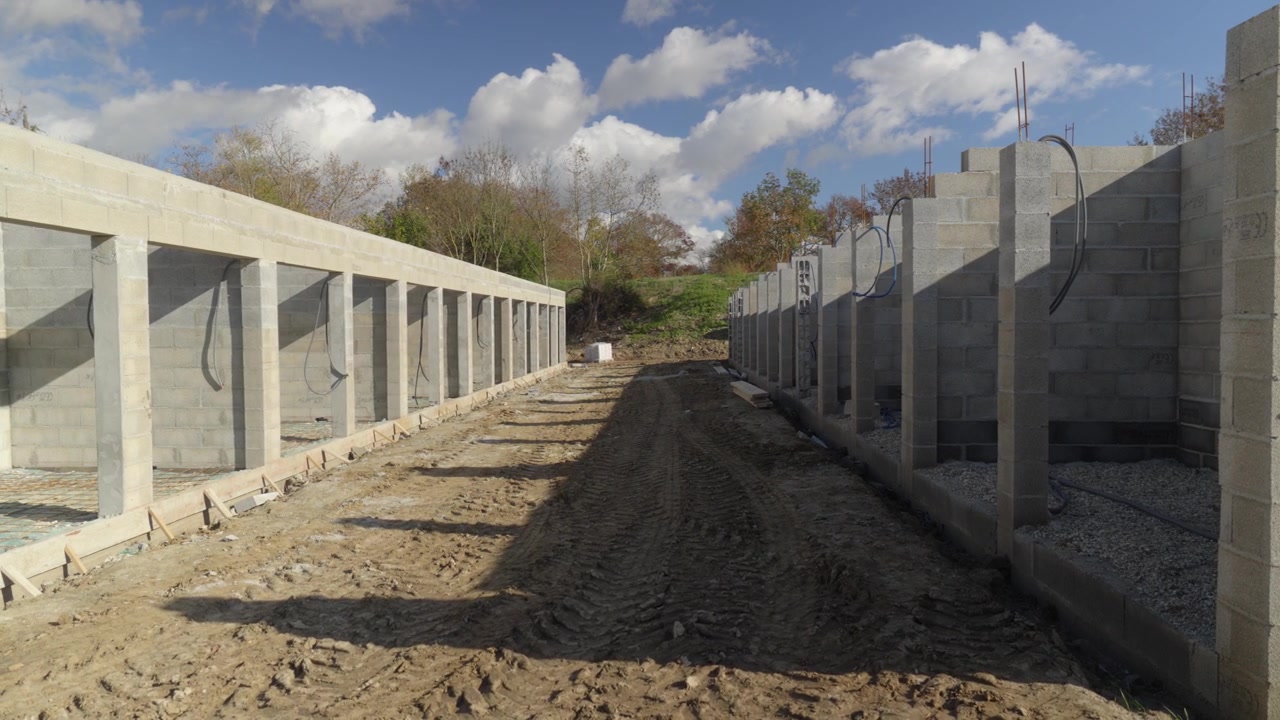 Vista di strutture incompiute in blocchi di cemento in un cantiere edile in una giornata serena.