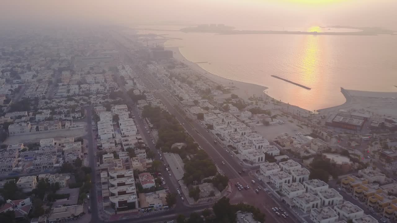 Dubai: vista aerea del paesaggio urbano costiero al tramonto