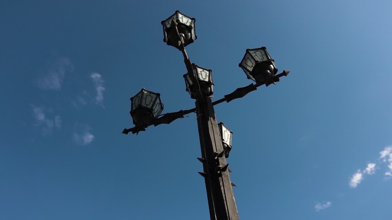 파란 하늘 을 배경 으로 한 장식적 인 거리 램프