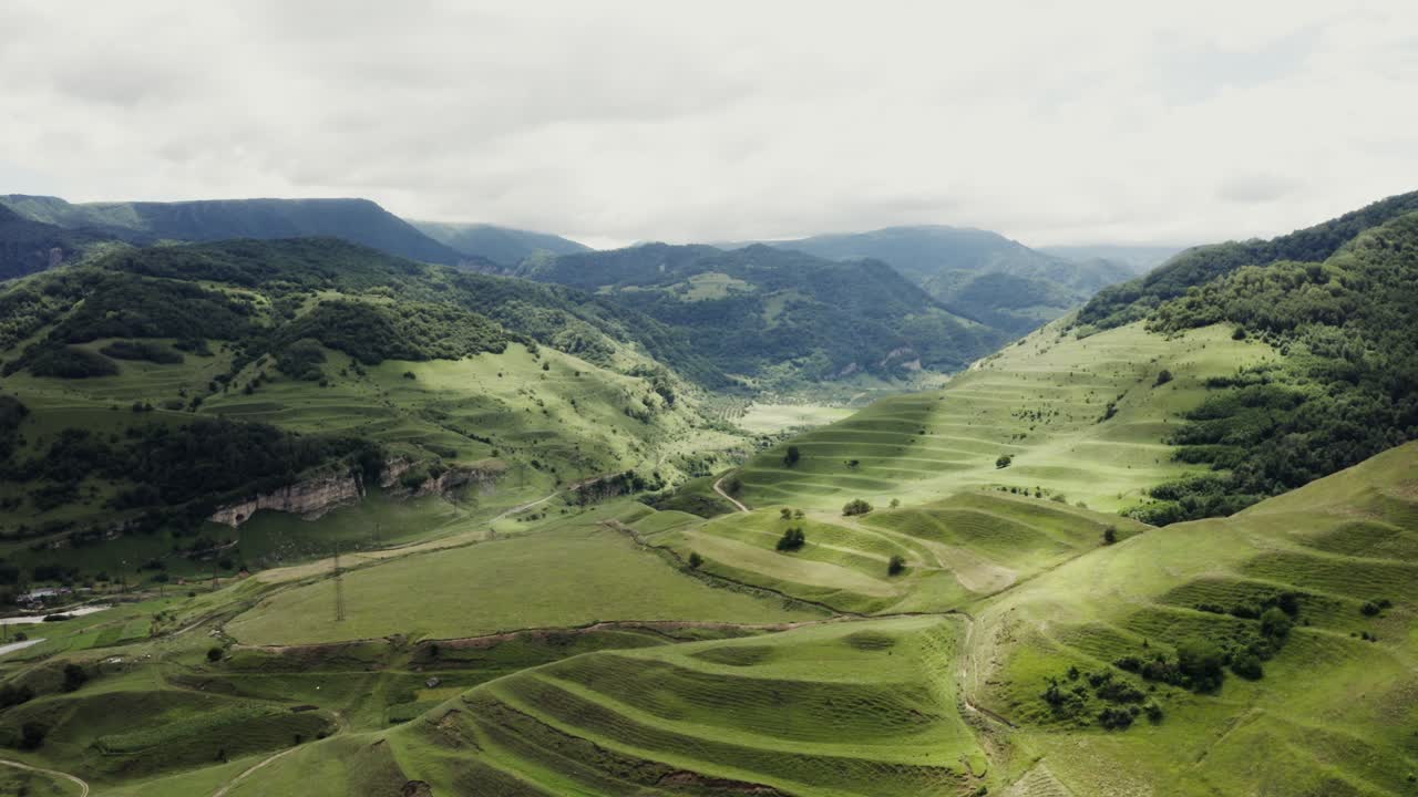 paisaje panorámico de valle de montaña