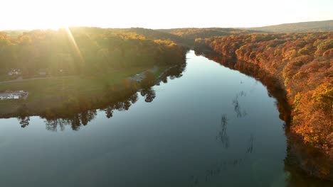 Ländliche-Natur-Mit-Waldwald-Im-Herbst