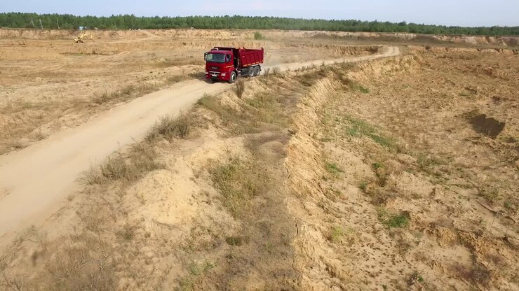 Autocarro ribaltabile rosso in una cava di sabbia