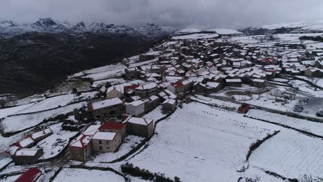 pueblo con montañas cubiertas de nieve