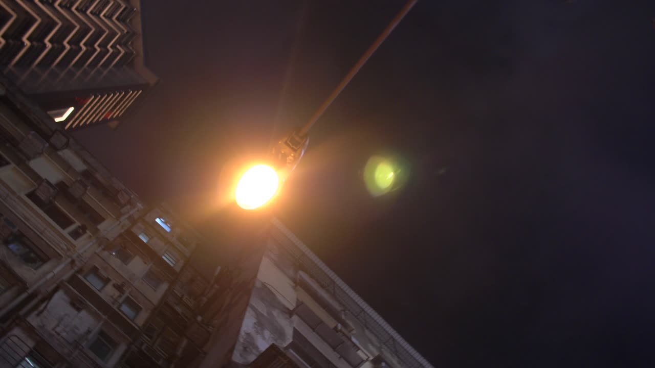 고층 빌딩을 올려다 보며 회전