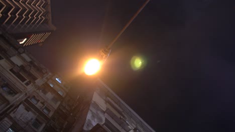 dando vueltas mirando hacia los rascacielos