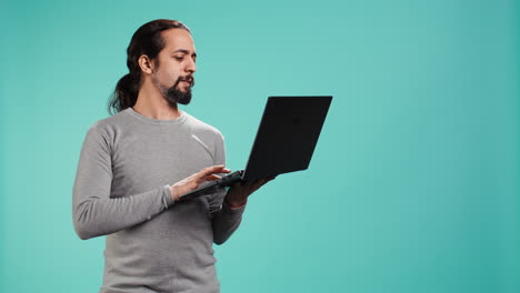 hombre que utiliza una computadora portátil para realizar tareas relacionadas con el negocio para la empresa,