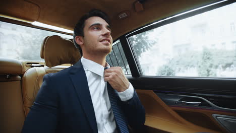 CEO-Masculino-Relajado-Sentado-En-Un-Cómodo-Auto-Después-Del-Trabajo.-Hombre-De-Negocios-Arreglando-Corbata