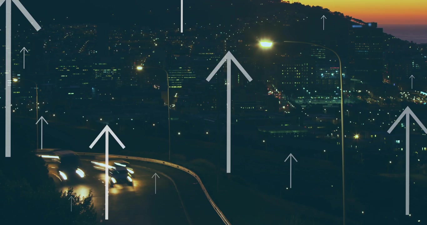 Animazione di frecce verso l'alto su un time-lapse di veicoli in movimento su strada e silhouette di una città.