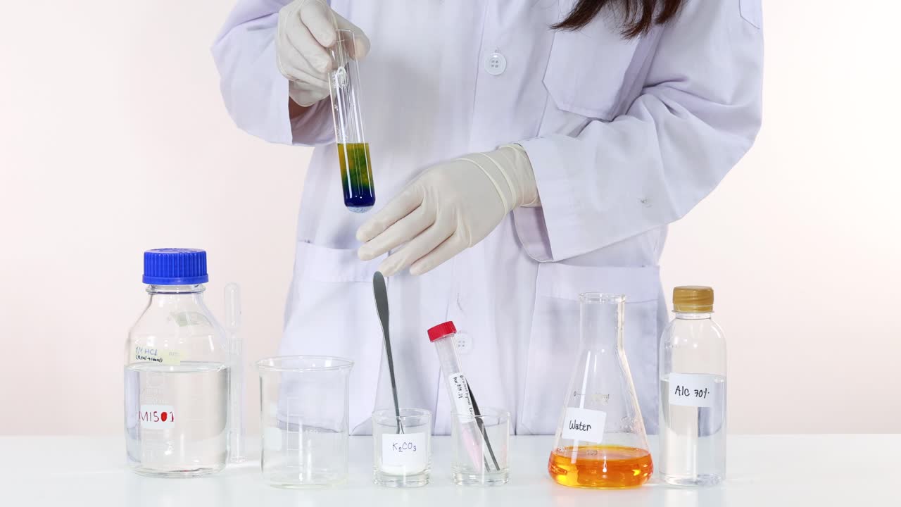 Scienziato conduce esperimento di reazione chimica colorata