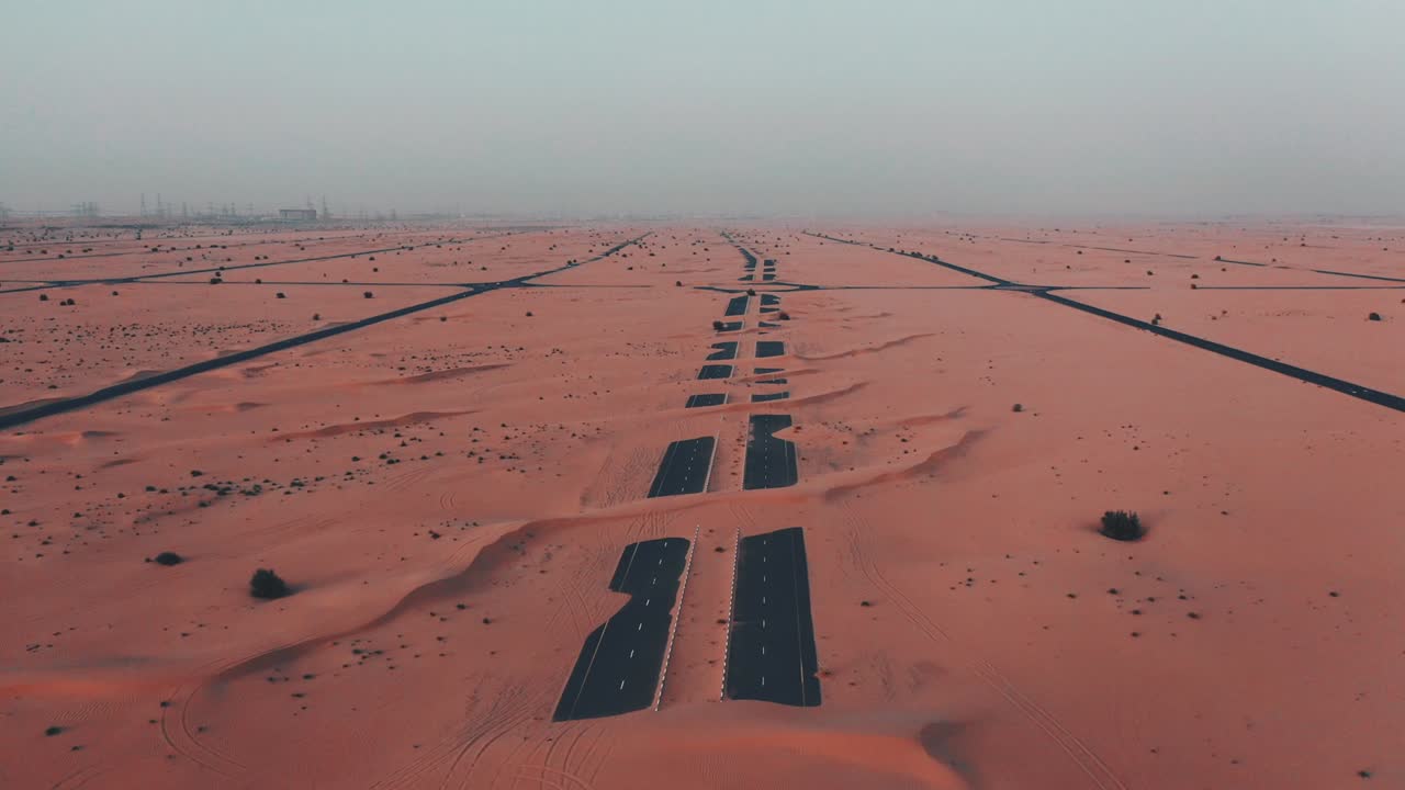 imágenes de drones en 4k, una carretera entre el desierto, la mitad de la carretera del desierto de dubái, el paisaje geológico del alto desierto de dunas en los emiratos árabes unidos, videos de drones