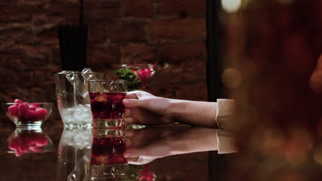 barman sirviendo una bebida