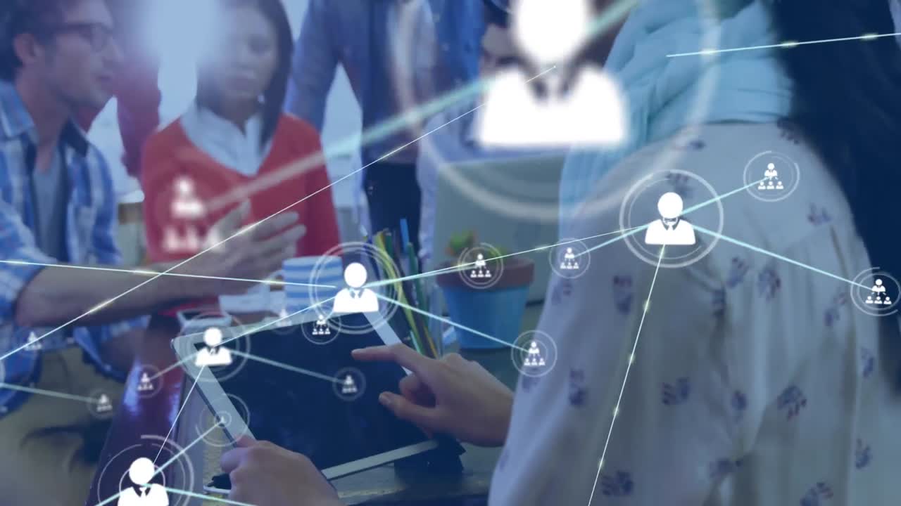 animación de una red de iconos de perfiles contra una mujer asiática usando una tableta digital en la oficina