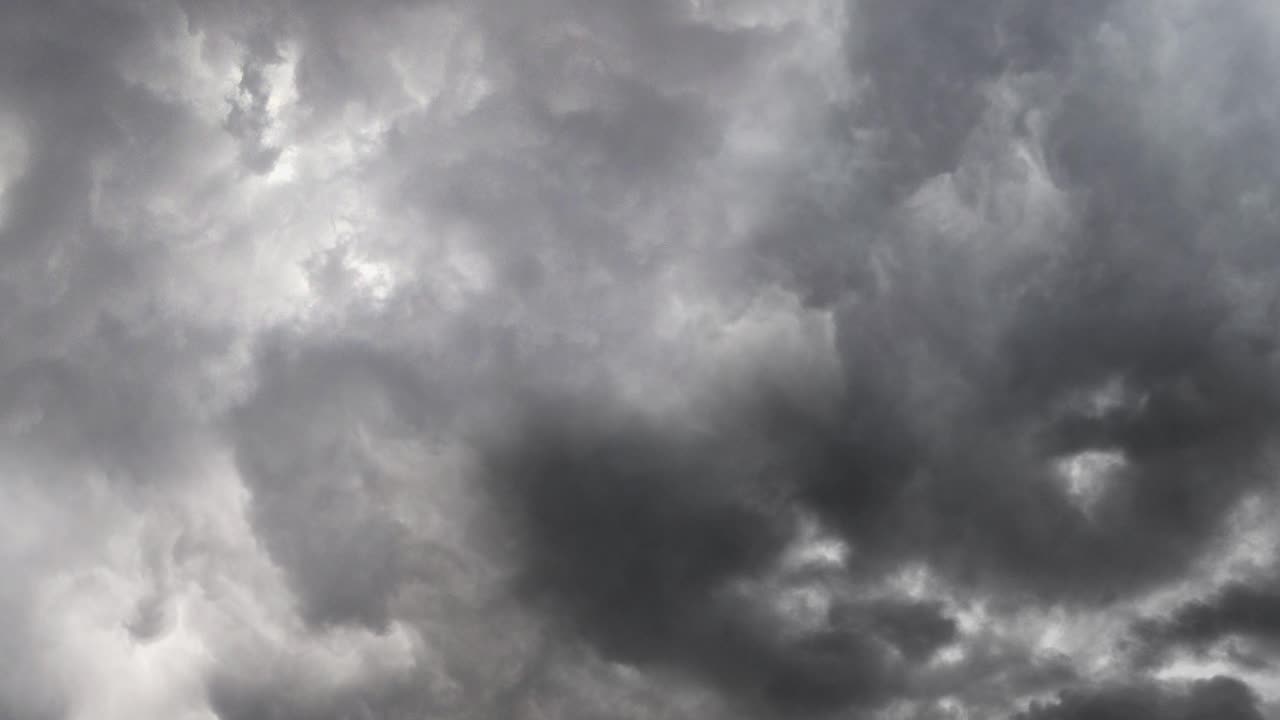 폭풍 구름 내부의 번개 폭풍 보기