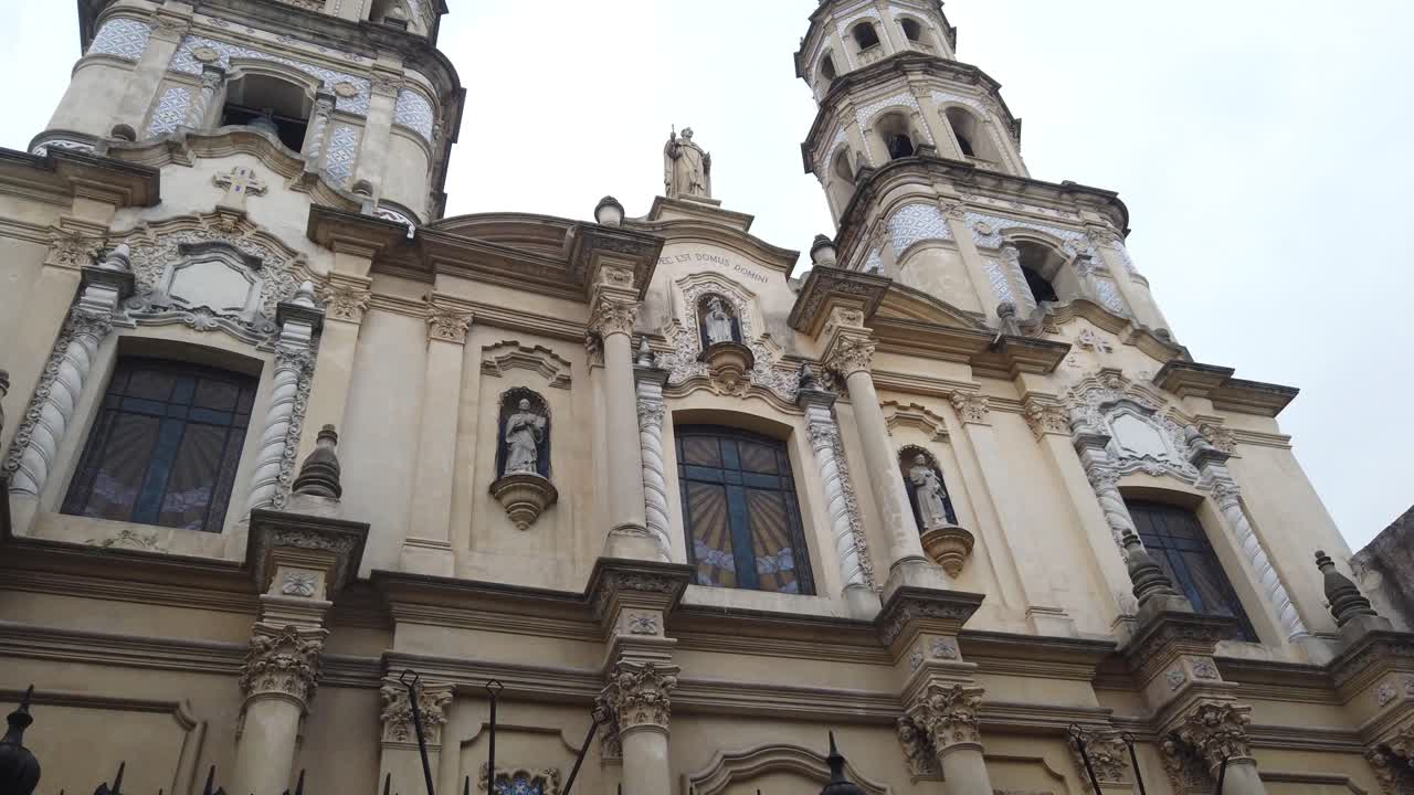 Prospettiva dal basso della facciata della Chiesa di San Pedro Telmo, architettura coloniale storica, scena urbana del quartiere di San Telmo.