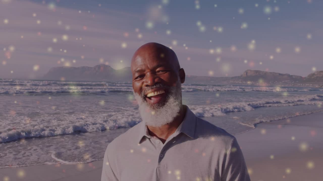 Myke gnister driver over strand i gyllen time med rullende bølger som får en mann til å smile og deretter le.