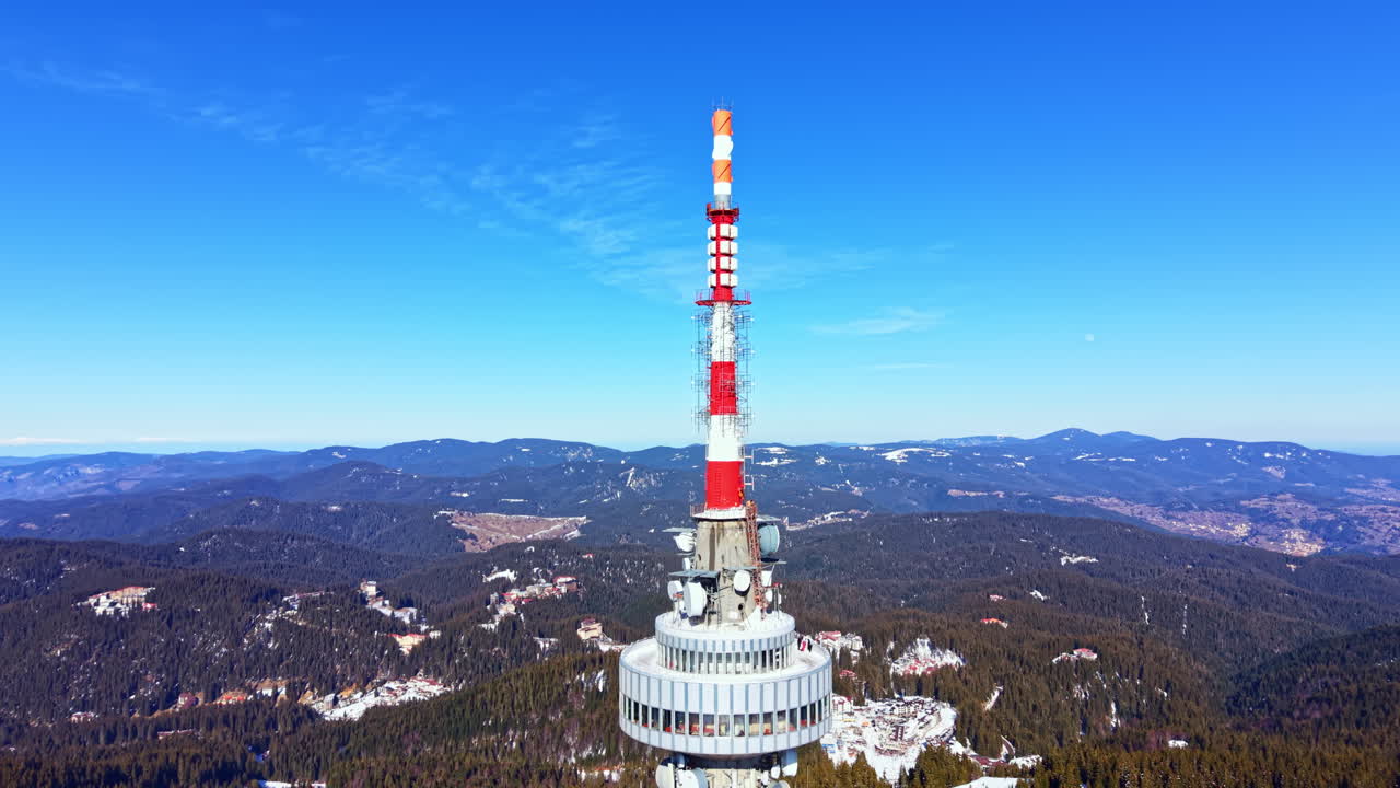 雪山の風景の中にある通信塔の空撮。