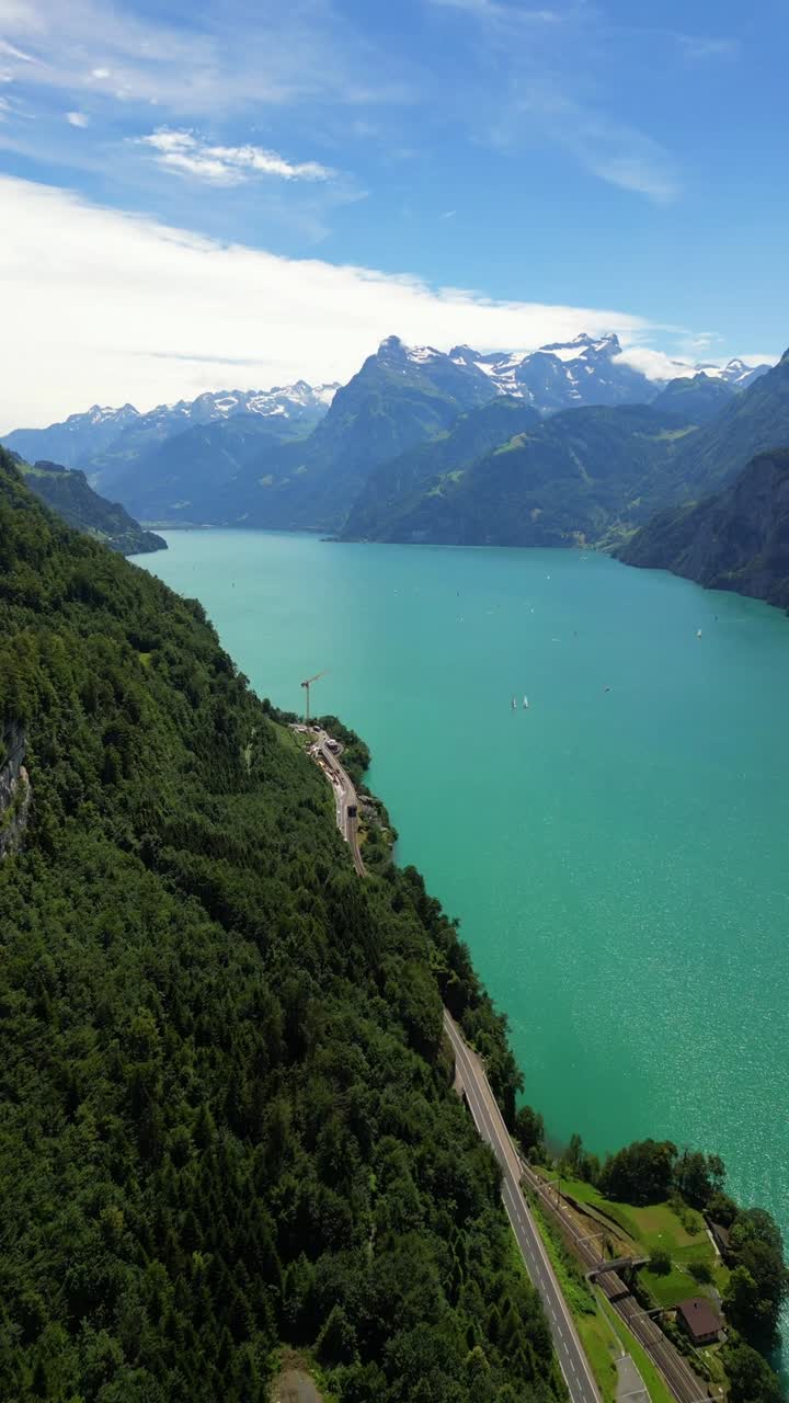 Lago di Lucerna, scogliere spettacolari e cime innevate delle Alpi europee, Svizzera, drone aereo
