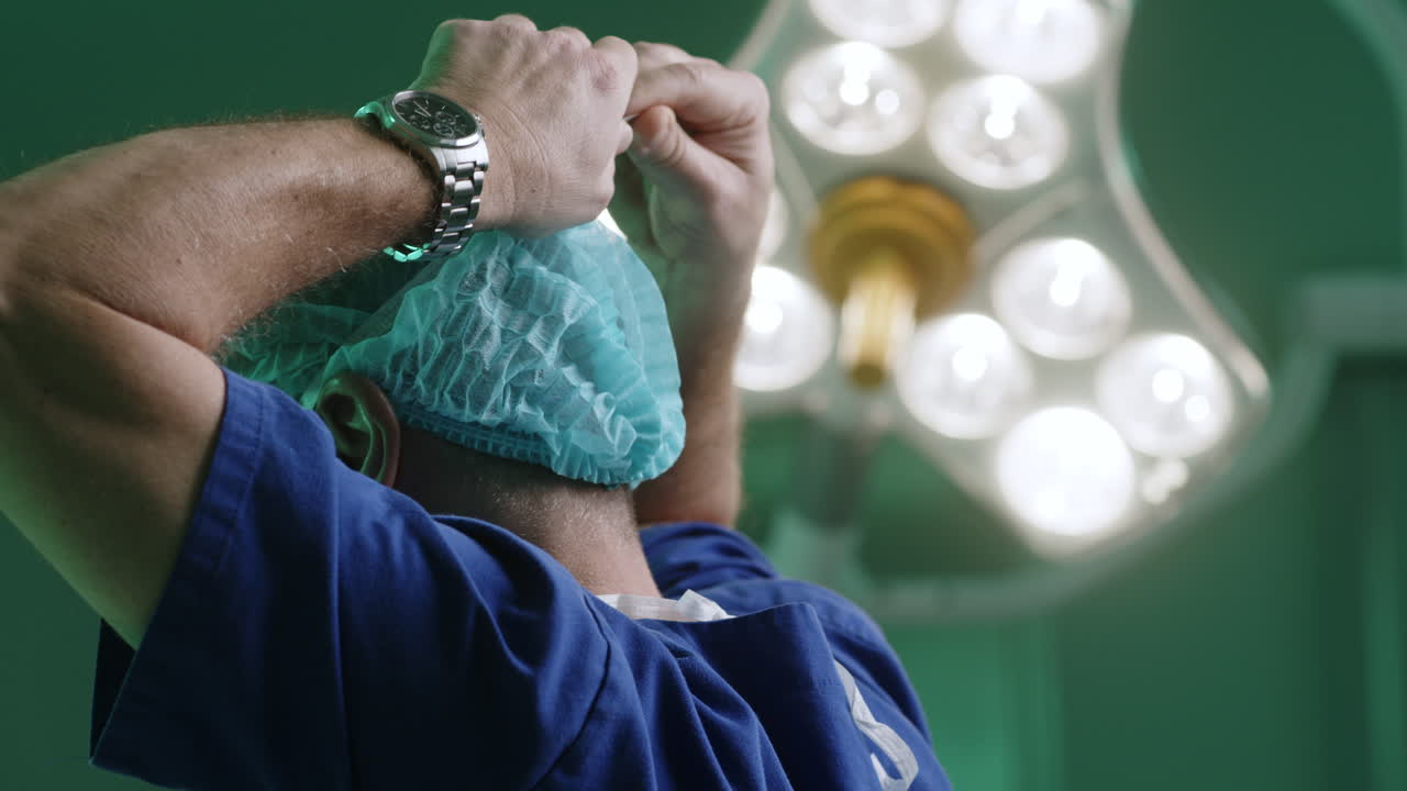 cirujano preparándose para la cirugía