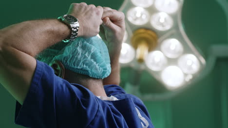 surgeon preparing for surgery