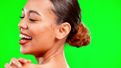 belleza, maquillaje y risa con una mujer en el estudio