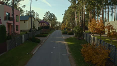 Vuelo-De-Drones-A-Través-De-Una-Zona-Residencial-Con-Hermosas-Casas-En-El-Bosque-En-Baltezers-Letonia