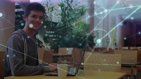 animación de la red de conexiones a través de un estudiante caucásico usando una computadora portátil