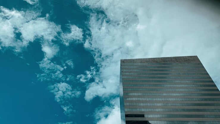 edificio a specchio con nuvole che passano rapidamente