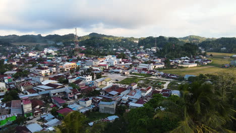 avión no tripulado vuela sobre el paisaje urbano con naturaleza tropical en la isla de sumba, indonesia
