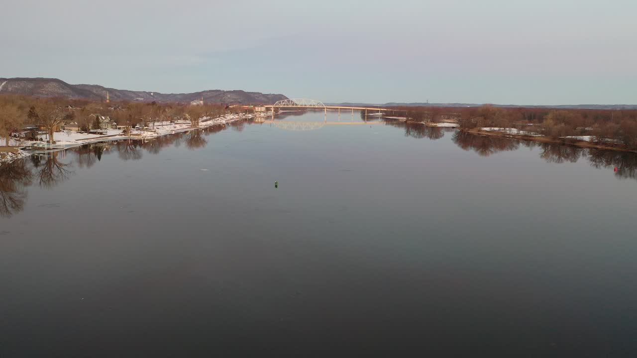 다리의 반사와 함께 겨울의 강 풍경