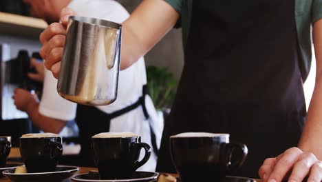 camarero haciendo café en el mostrador