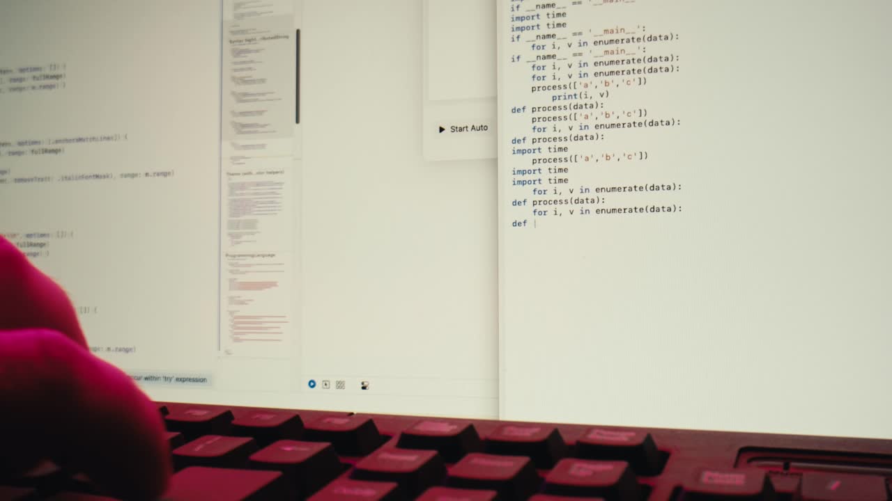 Close-up van hand die code typt op computertoetsenbord