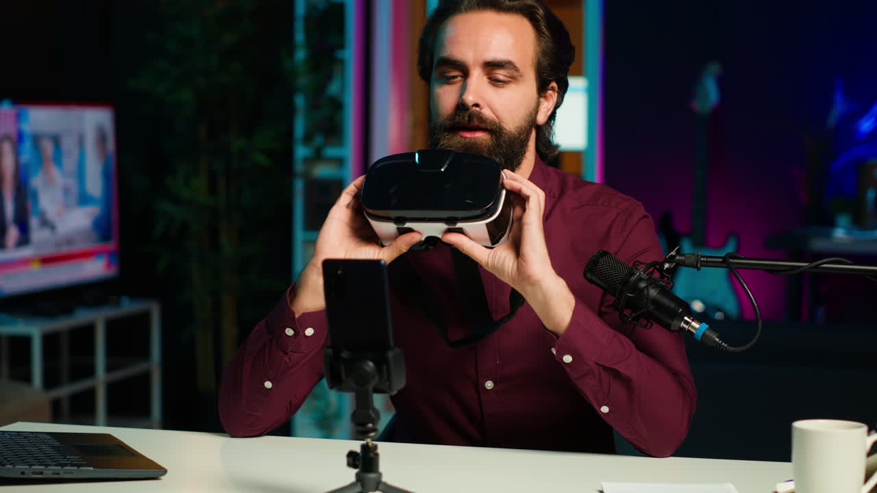 influencer revisando auriculares de realidad virtual para entusiastas de la tecnología viendo
