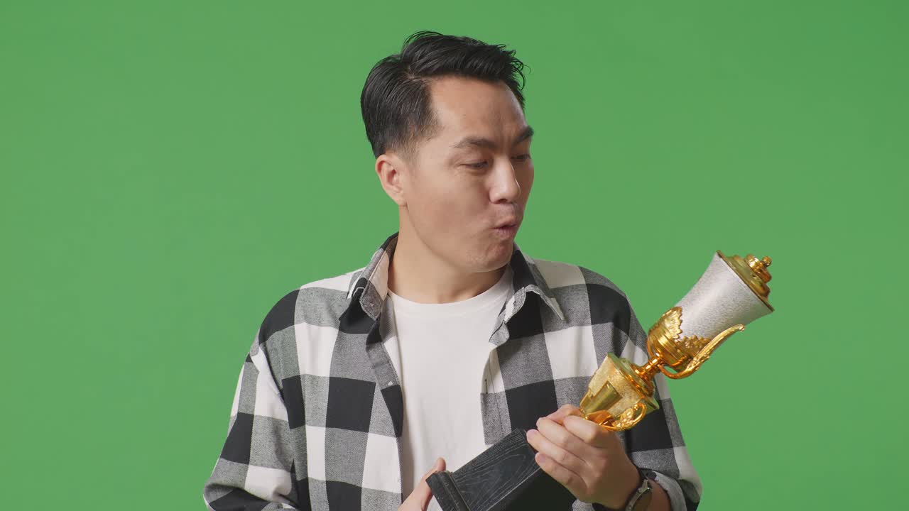 트로피를 들고 있는 남자