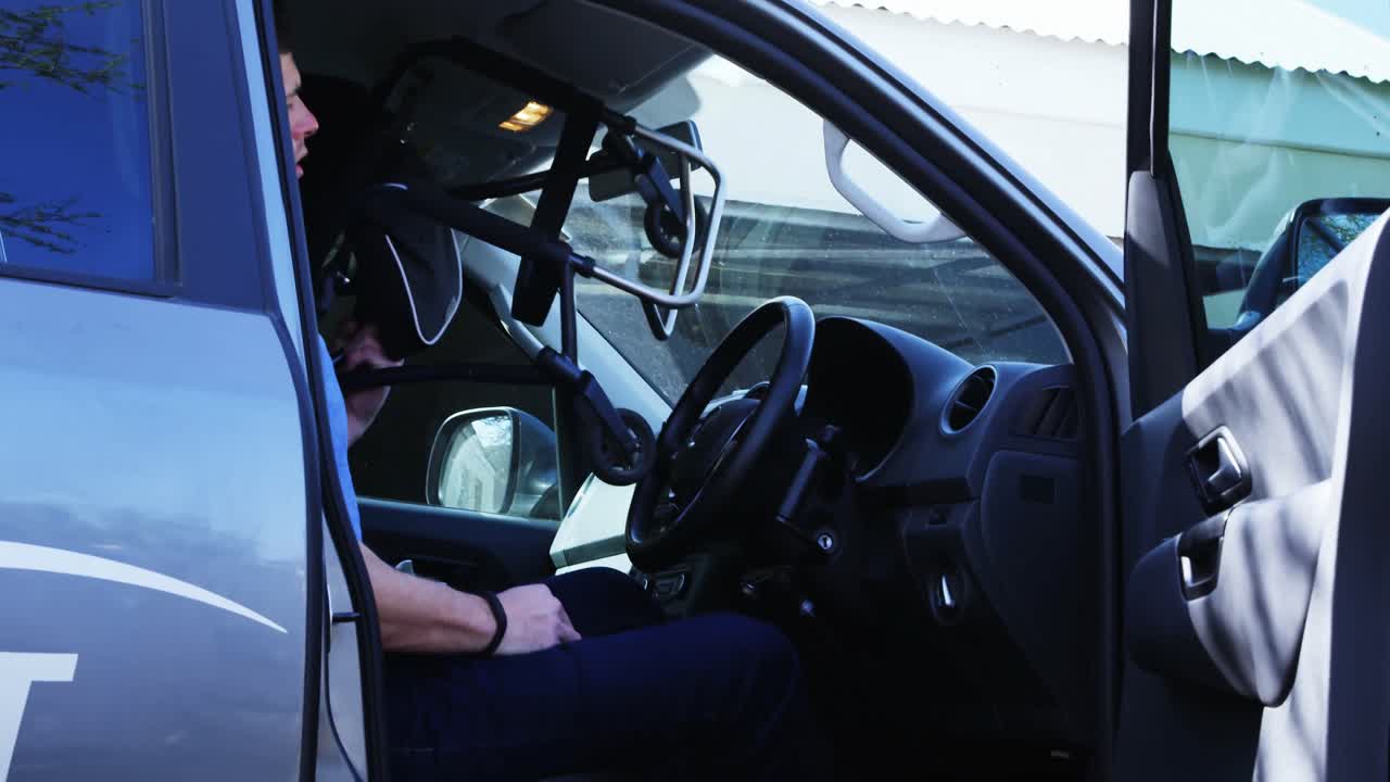hombre discapacitado en silla de ruedas dentro del coche 4k