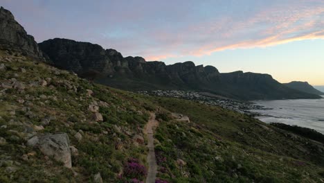 Antena-De-Paralaje-De-Lions-Head-Trail-Y-12-Apóstoles-En-Ciudad-Del-Cabo-Sudáfrica-Al-Atardecer