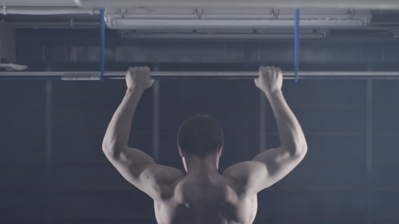 풀업 을 하는 남자