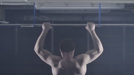 hombre haciendo pull-ups