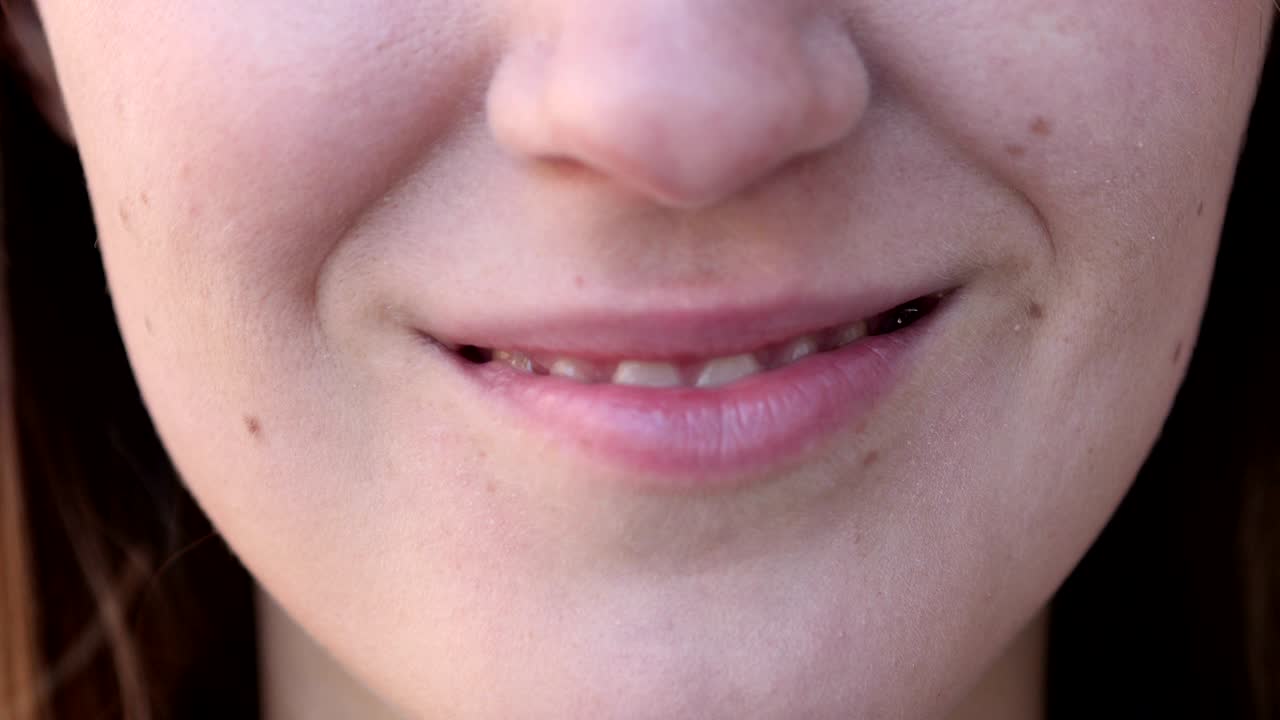 cerca de los dientes y labios de una mujer sonriente
