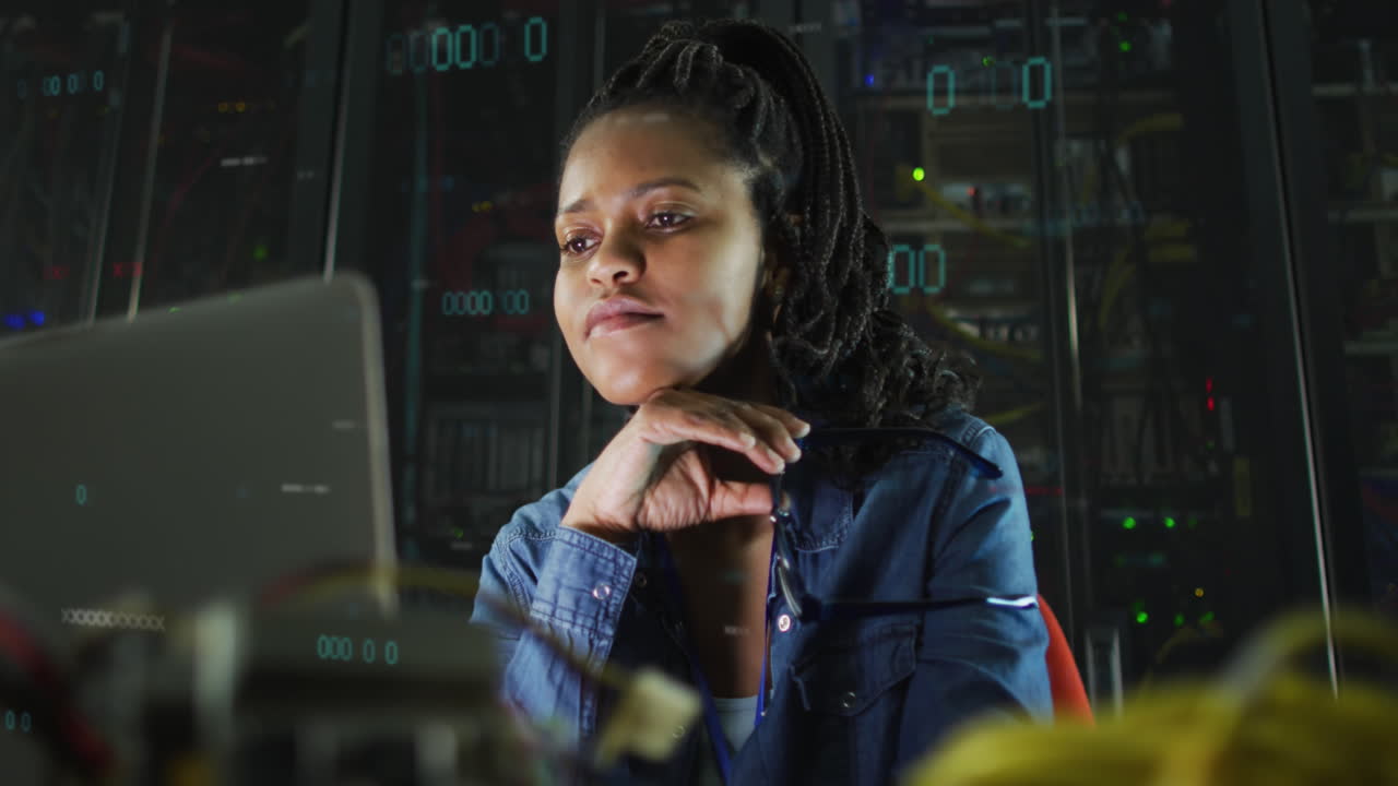 animación del procesamiento de datos sobre ingeniera informática afroamericana y servidores informáticos