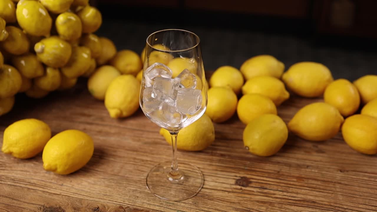 Limoni e ghiaccio in un bicchiere