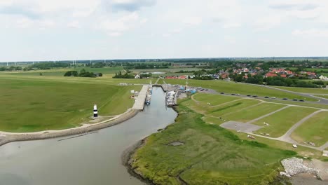 „Das-Bild-Zeigt-Einen-Kleinen-Hafen,-Der-Sich-Der-Deutschen-Nordseeküste-Nähert