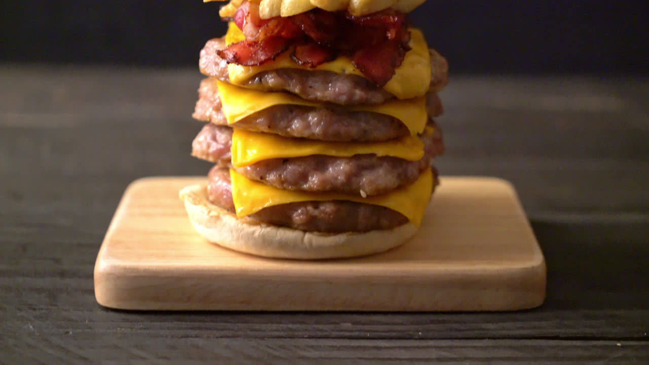 hamburguesa de cerdo o hamburguesa de cerdo con queso, tocino y patatas fritas