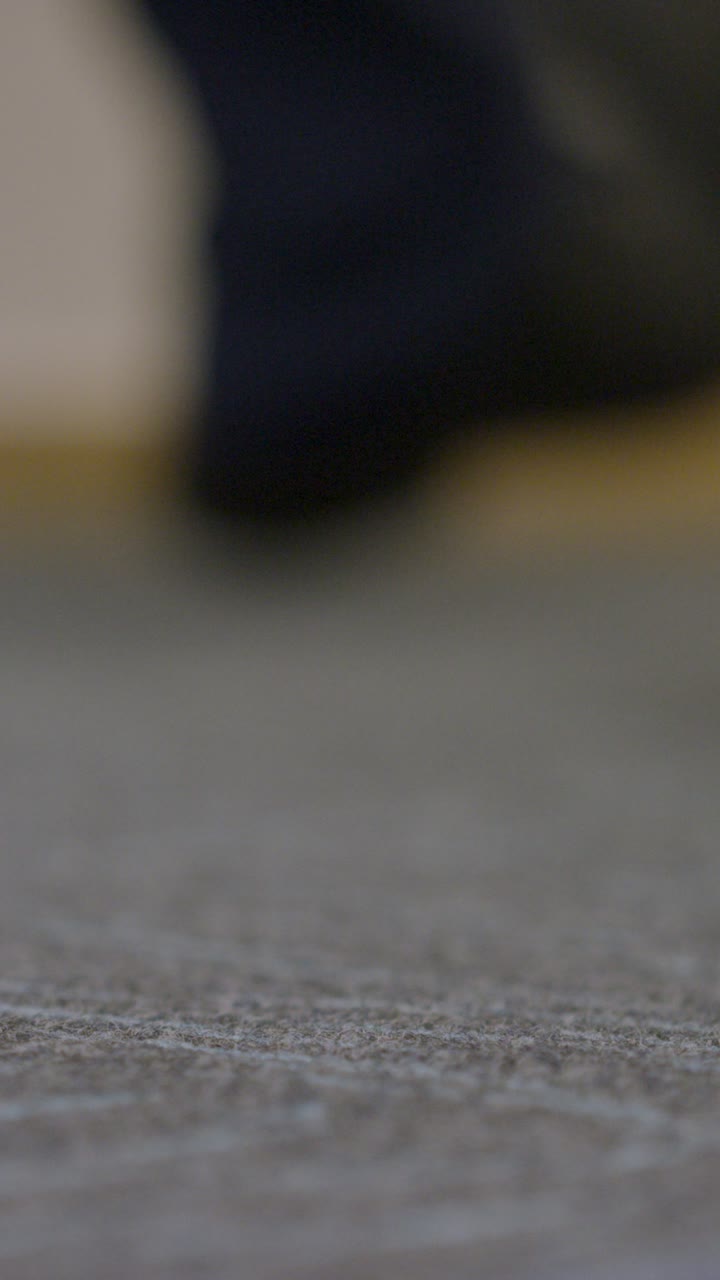 disparo vertical de pies caminando por el pasillo