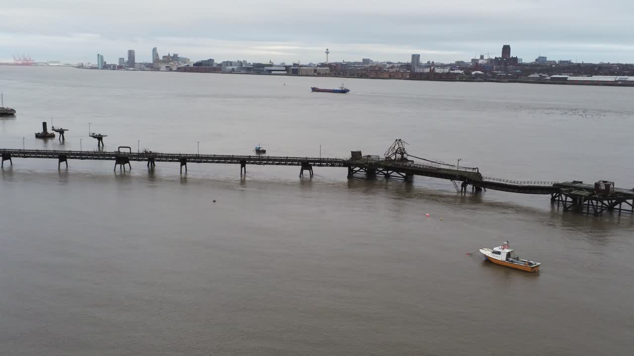 drone view tranmere oil terminal birkenhead costero petroquímico río mersey puerto distribución