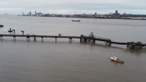 Drohnenansicht-Tranmere-Oil-Terminal-Birkenhead-Küste-Petrochemie-Fluss-Mersey-Hafen-Verteilung